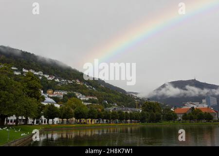 Ville de Bergen avec des maisons en bois typiques sur la colline et lac calme Banque D'Images