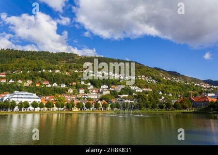 Lac dans le centre-ville de Bergen avec des maisons en bois typiques sur le fond Banque D'Images