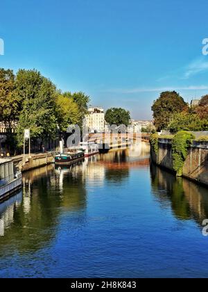 PARIS, FRANCE - 25 septembre 2021 : un paysage serein d'un canal en P Banque D'Images