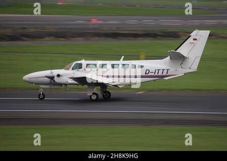 D-ITTT, un Reims-Cessna F406 Caravan II exploité par Air-taxi Europe GmbH, à l'aéroport international de Prestwick à Ayrshire, en Écosse. Banque D'Images