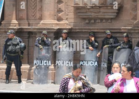 Pérou police anti-émeute avec des boucliers dans la rue au Carnaval de Cusco regarder prêt attaque policiers armés policier attendre le casque anti-émeute canon gaz de niveau Banque D'Images