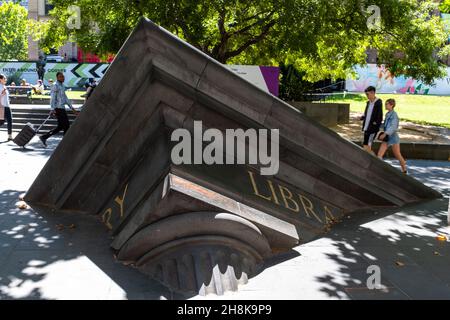 MELBOUR, AUSTRALIE - 16 novembre 2019 : un cliché de la conception d'un bâtiment en état de naufrage près de la bibliothèque de l'État à Melbourne, la vie de la ville avant la pandémie, en Australie Banque D'Images