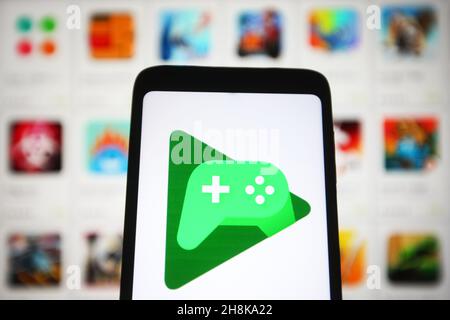 Ukraine.30 novembre 2021.Dans cette illustration, le logo Google Play Games s'affiche sur l'écran d'un smartphone.Crédit : SOPA Images Limited/Alamy Live News Banque D'Images