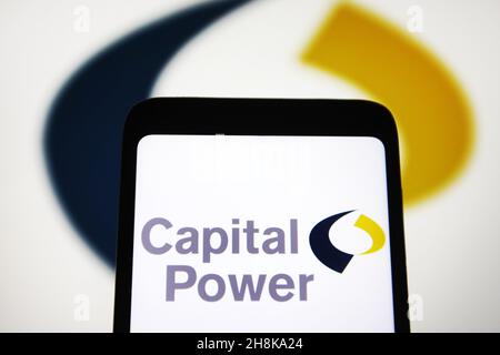 Ukraine.30 novembre 2021.Dans cette illustration, le logo de Capital Power Corporation s'affiche sur l'écran d'un smartphone et d'un pc.Crédit : SOPA Images Limited/Alamy Live News Banque D'Images