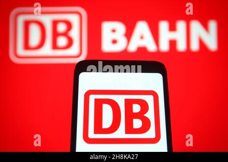 Ukraine.30 novembre 2021.Sur cette photo, le logo Deutsche Bahn AG (DB) apparaît sur un smartphone et un écran de pc.Crédit : SOPA Images Limited/Alamy Live News Banque D'Images