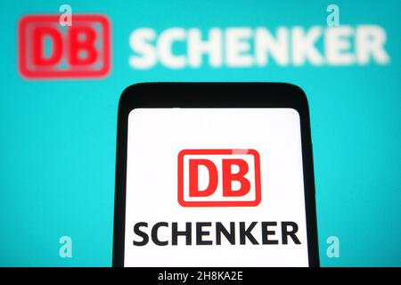 Ukraine.30 novembre 2021.Sur cette photo, le logo DB Schenker apparaît sur l'écran d'un smartphone et d'un pc.Crédit : SOPA Images Limited/Alamy Live News Banque D'Images