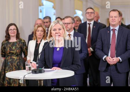 (211130) -- STOCKHOLM, le 30 novembre 2021 (Xinhua) -- le nouveau Premier ministre suédois Magdalena Andersson (Front) présente son nouveau cabinet à Stockholm, en Suède, le 30 novembre 2021.Andersson a présenté officiellement son cabinet minoritaire et a annoncé ses priorités mardi.(Ninni Andersson/Regeringskansliet/Handout via Xinhua) Banque D'Images