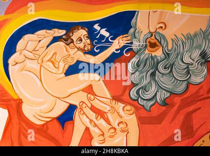 FORLÍ, ITALIE - 11 NOVEMBRE 2021 : la fresque moderne création d'Adam dans l'église Chiesa di San Giuseppe Artigiano par Franco Vignazia (2019). Banque D'Images