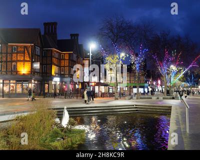 Vue sur la Parade et l'étang dans le centre-ville de Watford la nuit pendant Noël 2021 Banque D'Images