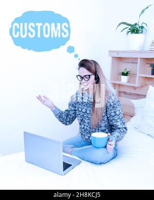 Texte d'écriture douane.Mot écrit sur le ministère officiel administre les droits de douane sur les marchandises importées Entrepreneur contrôle et lecture des courriels Banque D'Images