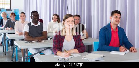 Les étudiants adultes en classe d'écoute Banque D'Images