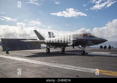 OCÉAN PACIFIQUE (nov23, 2021) un F-35C Lightning II, affecté au 'Chevalier noir' de l'escadron d'attaque de chasseurs marins (VMFA) 314, se prépare à se lancer à partir du pont de vol de l'USS Abraham Lincoln (CVN 72).Abraham Lincoln mène actuellement des opérations de routine dans la 3e flotte des États-Unis.(É.-U.Photo marine par le 1er lieutenant Charles C. Allen/publié) Banque D'Images