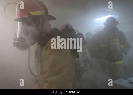 OCÉAN PACIFIQUE (nov24, 2021) les marins simulent la lutte contre un incendie lors d'un forage de quartiers généraux à bord de l'USS Abraham Lincoln (CVN 72).Abraham Lincoln mène actuellement des opérations de routine dans la 3e flotte des États-Unis.(É.-U.Navy photo by Mass communication Specialist 3rd Class Javier Reyes/Released) Banque D'Images