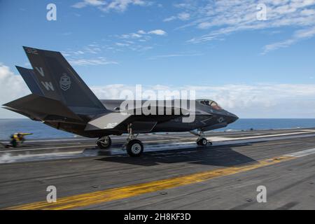 OCÉAN PACIFIQUE (nov23, 2021) un F-35C Lightning II, affecté au 'Chevalier noir' de l'escadron d'attaque de chasseurs marins (VMFA) 314, se prépare à se lancer à partir du pont de vol de l'USS Abraham Lincoln (CVN 72).Abraham Lincoln mène actuellement des opérations de routine dans la 3e flotte des États-Unis.(É.-U.Photo marine par le 1er lieutenant Charles C. Allen/publié) Banque D'Images