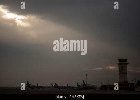 Les relais KC-10 de la US Air Force sont installés sur la ligne de vol le 18 novembre 2021 à la base aérienne de Travis, en Californie.La mission principale du KC-l0 est le ravitaillement en vol, il peut combiner les tâches d'un camion-citerne et d'un avion cargo en ravitaillant les combattants et transporter simultanément le personnel et l'équipement de soutien des chasseurs.(É.-U.Photo de la Force aérienne par Nicholas Pilch) Banque D'Images