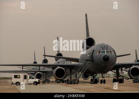 Les relais KC-10 de la US Air Force sont installés sur la ligne de vol le 18 novembre 2021 à la base aérienne de Travis, en Californie.La mission principale du KC-l0 est le ravitaillement en vol, il peut combiner les tâches d'un camion-citerne et d'un avion cargo en ravitaillant les combattants et transporter simultanément le personnel et l'équipement de soutien des chasseurs.(É.-U.Photo de la Force aérienne par Nicholas Pilch) Banque D'Images