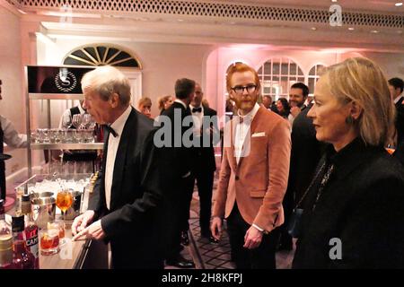 Oman a parrainé les Prix des médias 2021 de l'Association de la presse étrangère, qui se sont tenus à Londres en novembre 29 .Oman était représenté par le Ministère de l'information ..Au cours de la cérémonie , Robert Moore a été déclaré journaliste de l'année pour 2021 ..Kate McCue , présidente de la FPA , et Deborah Bonetti , directrice de l'association , ont salué le soutien d'Oman à la presse locale et internationale .Le parrainage des prix FPA souligne les objectifs de la vision 2040 d'Oman. Banque D'Images