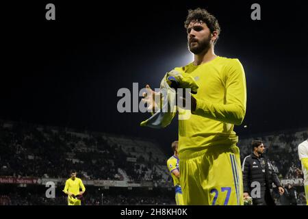 Manuel Locatelli, milieu de terrain italien de Juventus, donne le maillot au maillot lors du match de football de la Serie entre Salerntana et Juventus FC au stade Arechi de Salerne, dans le sud de l'Italie, le 30 novembre 2021. Banque D'Images