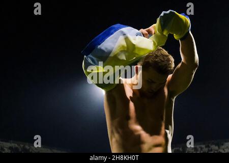 Le 30 novembre 2021, Dejan Kulusevski, le joueur de Juventus Fillandese, donne le maillot au maillot lors du match de football de la Serie Entre Salernitana et le Juventus FC au stade Arechi de Salerne, dans le sud de l'Italie. Banque D'Images