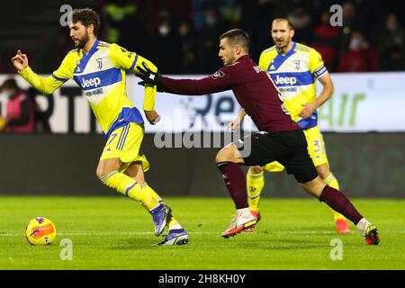 Manuel Locatelli, le milieu de terrain italien de Juventus, se met au défi du ballon avec Federico Bonazzoli, l'avant-scène italien de Salerntana, lors du match de football de Serie Entre Salerntana et Juventus FC, au stade Arechi de Salerno, dans le sud de l'Italie, le 30 novembre 2021. Banque D'Images