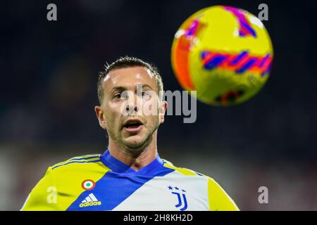 Federico Bernardeschi, l'avant-scène italienne de Juventus, regarde pendant la série Un match de football entre Salerntana et Juventus FC au stade Arechi de Salerno, dans le sud de l'Italie, le 30 novembre 2021. Banque D'Images