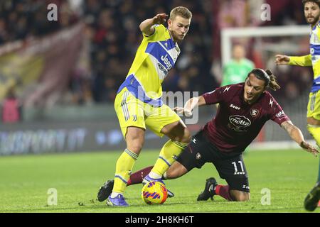 Le défenseur néerlandais de Juventus, Matthijs de Ligt, conteste le ballon avec l'avant bosniaque de Salerntana, Milan Djuric, lors de la série Un match de football entre Salerntana et Juventus FC au stade Arechi de Salerno, dans le sud de l'Italie, le 30 novembre 2021. Banque D'Images