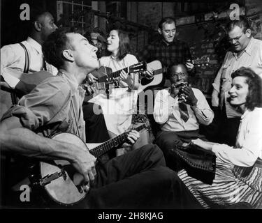 Pete Seeger jouant du banjo avec d'autres musiciens vers les années 1950. Banque D'Images