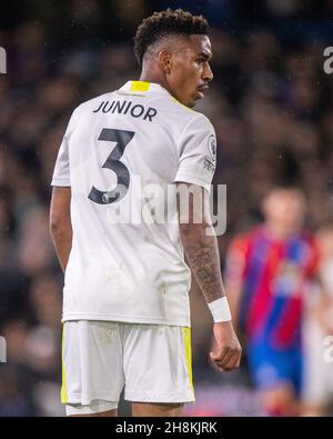 LEEDS, ANGLETERRE - NOVEMBRE 30 : Junior Firpo de Leeds United lors du match de Premier League entre Leeds United et Crystal Palace à Elland Road le 30 novembre 2021 à Leeds, Angleterre.(Photo de Sebastian Frej) Banque D'Images