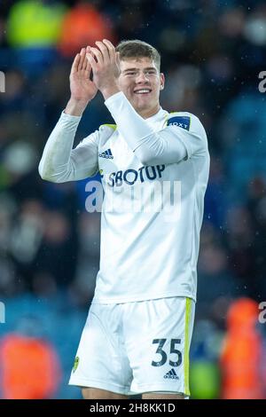 LEEDS, ANGLETERRE - 30 NOVEMBRE : Charlie Cresswell, de Leeds United, célèbre lors du match de la Premier League entre Leeds United et Crystal Palace à Elland Road le 30 novembre 2021 à Leeds, Angleterre.(Photo de Sebastian Frej) Banque D'Images