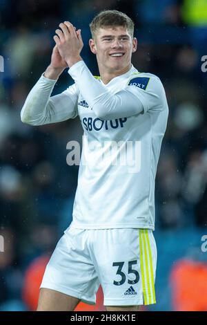 LEEDS, ANGLETERRE - 30 NOVEMBRE : Charlie Cresswell, de Leeds United, célèbre lors du match de la Premier League entre Leeds United et Crystal Palace à Elland Road le 30 novembre 2021 à Leeds, Angleterre.(Photo de Sebastian Frej) Banque D'Images