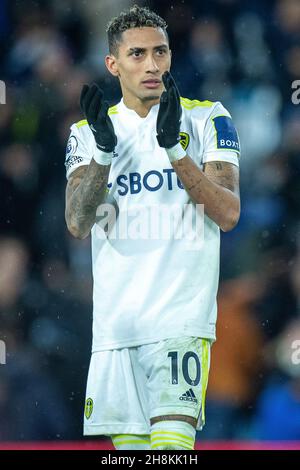 LEEDS, ANGLETERRE - NOVEMBRE 30 : Raphinha de Leeds United fête ses célébrations lors du match de la Premier League entre Leeds United et Crystal Palace à Elland Road le 30 novembre 2021 à Leeds, Angleterre.(Photo de Sebastian Frej) Banque D'Images