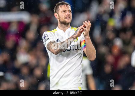 LEEDS, ANGLETERRE - 30 NOVEMBRE : Liam Cooper, de Leeds United, célèbre lors du match de la Premier League entre Leeds United et Crystal Palace à Elland Road le 30 novembre 2021 à Leeds, Angleterre.(Photo de Sebastian Frej) Banque D'Images