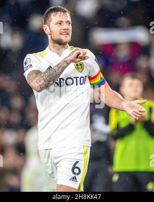 LEEDS, ANGLETERRE - 30 NOVEMBRE : Liam Cooper, de Leeds United, célèbre lors du match de la Premier League entre Leeds United et Crystal Palace à Elland Road le 30 novembre 2021 à Leeds, Angleterre.(Photo de Sebastian Frej) Banque D'Images