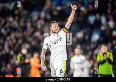 LEEDS, ANGLETERRE - 30 NOVEMBRE : Liam Cooper, de Leeds United, célèbre lors du match de la Premier League entre Leeds United et Crystal Palace à Elland Road le 30 novembre 2021 à Leeds, Angleterre.(Photo de Sebastian Frej) Banque D'Images