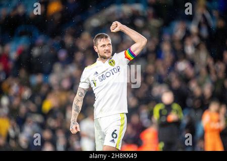 LEEDS, ANGLETERRE - 30 NOVEMBRE : Liam Cooper, de Leeds United, célèbre lors du match de la Premier League entre Leeds United et Crystal Palace à Elland Road le 30 novembre 2021 à Leeds, Angleterre.(Photo de Sebastian Frej) Banque D'Images