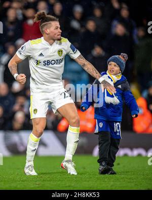 LEEDS, ANGLETERRE - 30 NOVEMBRE : Kalvin Phillips de Leeds United célèbre lors du match de la Premier League entre Leeds United et Crystal Palace à Elland Road le 30 novembre 2021 à Leeds, Angleterre.(Photo de Sebastian Frej) Banque D'Images