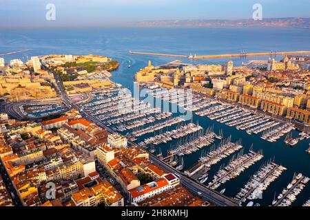 Vue sur Marseille, sur la côte méditerranéenne, avec vue sur le Vieux Port Banque D'Images