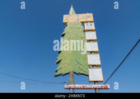 Idaho Falls, Idaho - 22 août 2021 : panneau rétro au néon pour le motel abandonné Evergreen Gables Banque D'Images