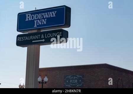 Idaho Falls, Idaho - 22 août 2021 : panneau pour l'hôtel et le motel Rodeway Inn, avec un restaurant Banque D'Images