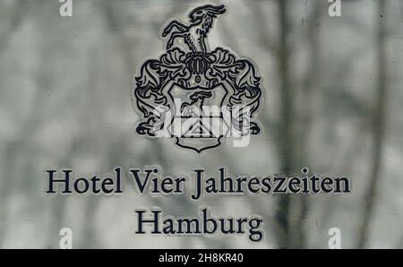 Hambourg, Allemagne.30 novembre 2021.Un panneau portant l'inscription « Hotel Vier Jahreszeiten Hamburg » est accroché à l'entrée.Depuis cette semaine, la règle 2G s'applique également aux hôtels de Hambourg.La mise en œuvre n'a pas été un problème.Cependant, les hôteliers sont maintenant confrontés à de nombreuses annulations.Credit: Marcus Brandt/dpa/Alay Live News Banque D'Images