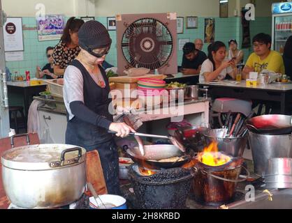 Jay Fai est devenu le premier restaurant de rue de Bangkok à avoir reçu une étoile au guide Michelin en 2018.Supinya Junsuta est également vénérée par des gourmets locaux et étrangers. Banque D'Images