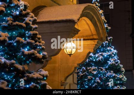 Arbres de Noël et lumière à l'extérieur de l'hôtel de ville de brackley dans la neige du soir.Brackley, Northamptonshire, Angleterre Banque D'Images