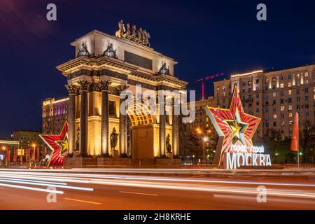 Moscou, Russie - 10 mai 2021 : Arche de Triumphal sur l'avenue Kutuzovsky à Moscou la nuit.Traduction de l'inscription : Moscou est une ville héro. Banque D'Images