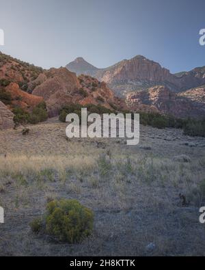 Photo de paysage sur un fond de mur de pierre dans le terrain de camping Echo Park, Dinosaur Nation Monument, Utah et Colorado, Etats-Unis Banque D'Images