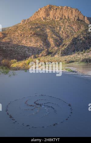 Décoration en spirale bordée de pierres sur le sable dans le terrain de camping Echo Park, Dinosaur Nation Monument, Utah et Colorado, États-Unis Banque D'Images