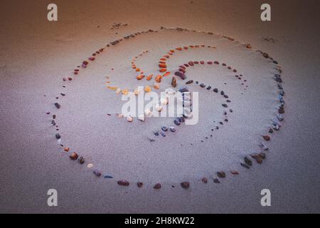 Décoration en spirale bordée de pierres sur le sable dans le terrain de camping Echo Park, Dinosaur Nation Monument, Utah et Colorado, États-Unis Banque D'Images