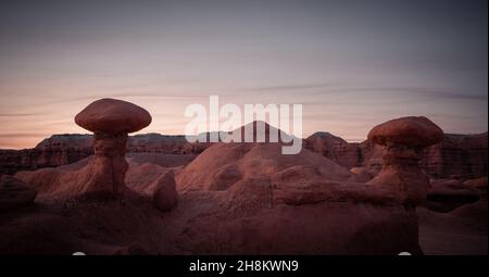 Beaucoup de figures drôles et fantaisistes de grès brun rougeâtre.La vallée de Goblin est un endroit pittoresque dans le célèbre parc national de Goblin Valley. Banque D'Images