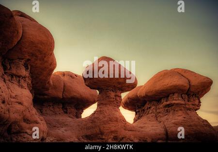 Beaucoup de figures drôles et fantaisistes de grès brun rougeâtre.La vallée de Goblin est un endroit pittoresque dans le célèbre parc national de Goblin Valley. Banque D'Images