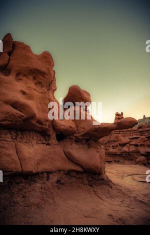 Beaucoup de figures drôles et fantaisistes de grès brun rougeâtre.La vallée de Goblin est un endroit pittoresque dans le célèbre parc national de Goblin Valley. Banque D'Images