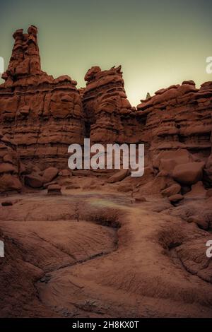 Beaucoup de figures drôles et fantaisistes de grès brun rougeâtre.La vallée de Goblin est un endroit pittoresque dans le célèbre parc national de Goblin Valley. Banque D'Images